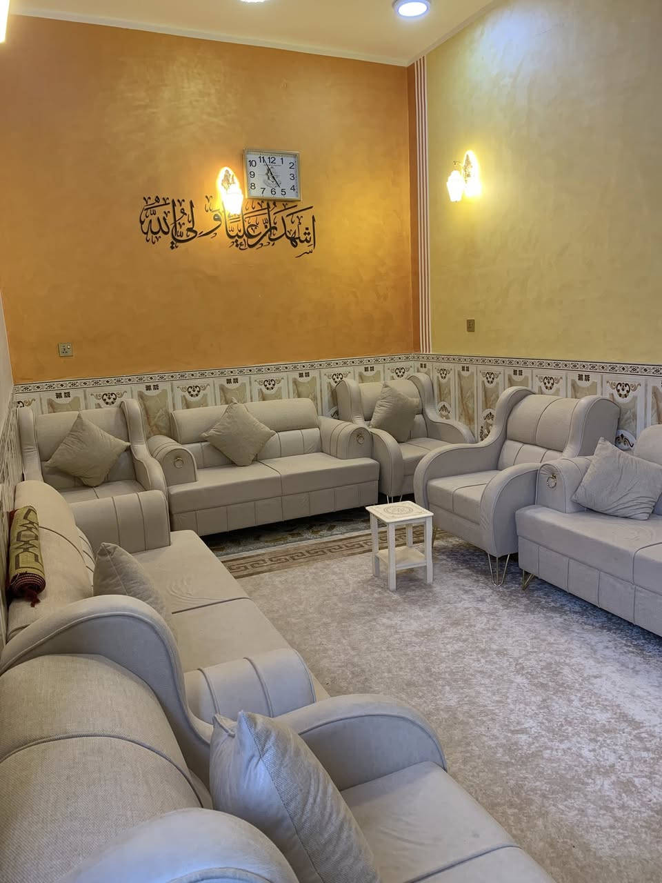 دار للبيع(تم تخفيض السعر)

100م امامي طابقين كونكريت مسلح

عدد غرف نوم  3
مع صالة عدد 2
مجموعة صحية عدد 3
طارمة ومخزن ومنور

العنوان نزلة شارع العيادة حي الكرامة
خلف شارع 60مباشرة السعر(130)
مكلف بالنشر للاتصال ***********
