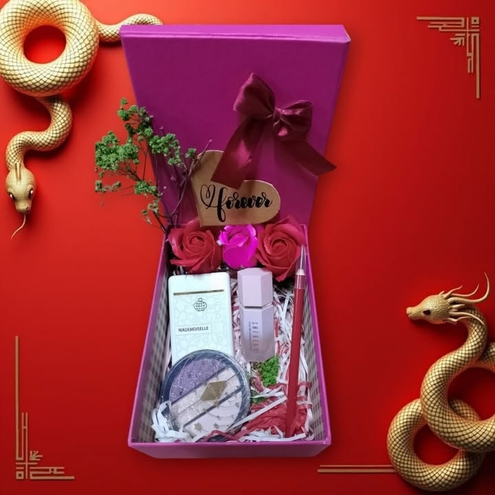 #مثل ما متعودين زبائننه بموسم عيد الحب
#بوكس عيد الحب 2026 يمنه بلاش
----
السعر : 10،000 دينار فقط
مجموعة مكياجات بداخل بوكس هدايا مع التغليف
---
#توصيل الفين دينار داخل احياء كربلاء
توصيل 5 الاف بقية المحافظات
---
#العنوان: (مجمع لوجين)
كربلاء - سيف سعد - شارع مجمع سيد لاسعار - مقابل اللؤلؤة للحجابات 
متواجدين صباحا ومساءا من 9 الصبح ل11 بالليل بدون انقطاع
***********
