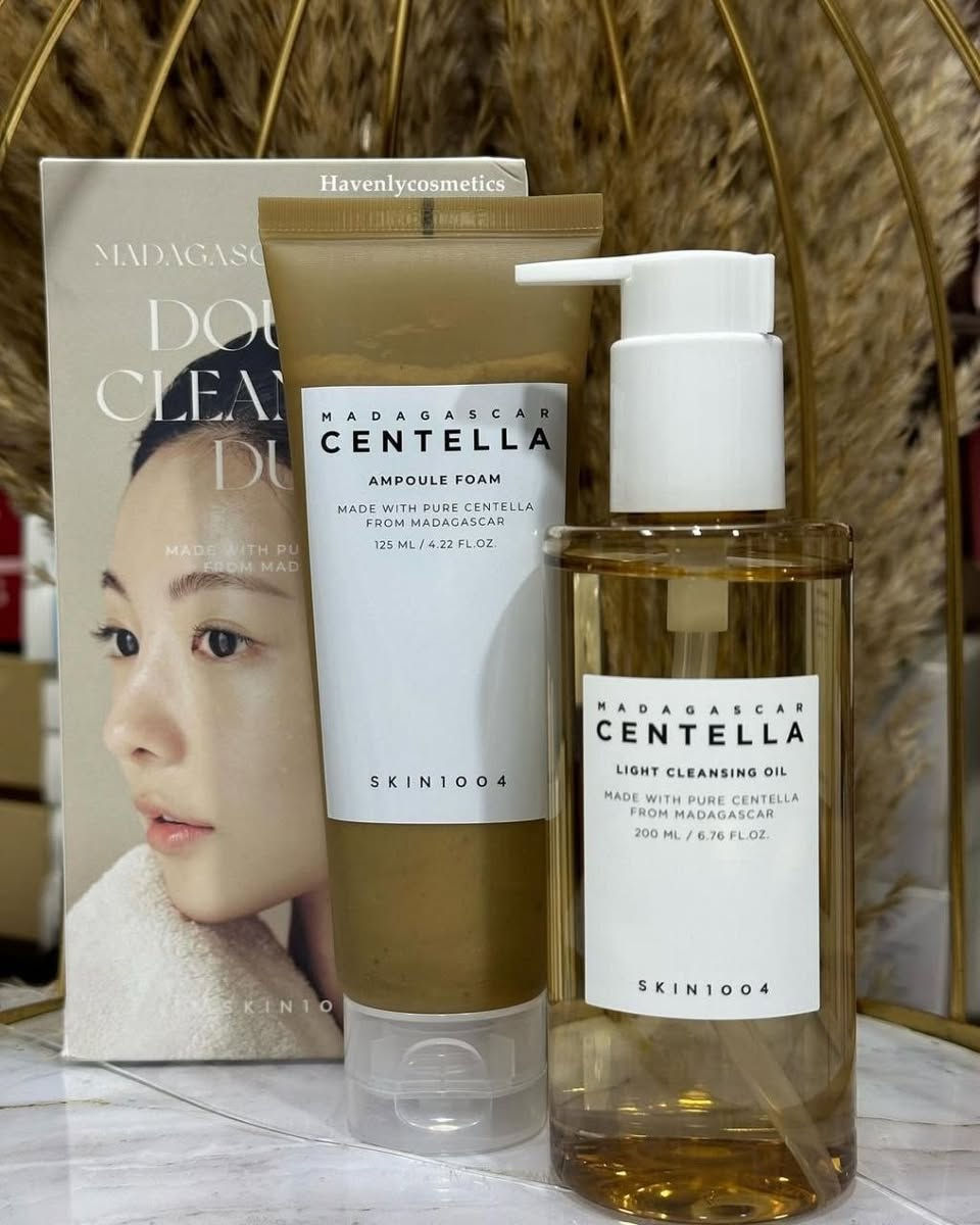 SKIN1004 Madagascar Centella🤎🧸 Double Cleansing Duo هو مجموعة تنظيف كورية تتكون من منتجين لتنظيف البشرة على خطوتين
👇🏻 مكونات المجموعة:-
🤎غسول زيتي خفيف يزيل المكياج والشوائب والزيوت الزائدة وواقي الشمس دون أن يترك بقايا دهنية.

🤎غسول رغوي غني بـ 33% من مستخلص سنتيلا آسياتيكا (Centella Asiatica) لتنظيف عميق يزيل الأوساخ وبقايا المكياج المتبقية، مع تهدئة البشرة وتوفير الترطيب. 

🤎الفوائد الرئيسية للبكج 
🧸تنظيف مزدوج فعال: تعمل المجموعة معًا على إزالة الشوائب المائية والزيتية بشكل كامل، مما يجعل البشرة نظيفة ومنتعشة.
🧸تهدئة وترطيب: يحتوي كلا المنتجين على مستخلص سنتيلا آسياتيكا من مدغشقر، المعروف بخصائصه المهدئة والمضادة للالتهابات، مما يجعله مناسبًا للبشرة الحساسة.🧸

المنشأ كوريا 🇰🇷🧸

#غسول_زيتي #غسول_رغوي #عرض_عناية_بالبشرة #اكسبلور #الديوانية_الرمادي_طواريج_الفلوجة_البصرة_حله


**إذا كنت صاحب هذا الإعلان وتريد حذفه لأي سبب، رجاءا أرسل رسالة إلى الدعم الفني**