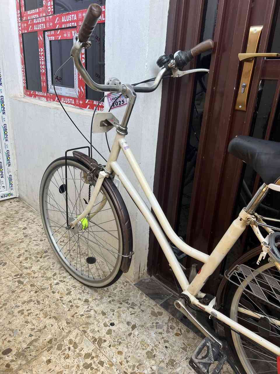 السلام عليكم بايسكل للبيع حجم 26 سعر 95 وبي مجال تايرات جدد بريكات شغاله كله كامل  متواجد فيس واتساب ***********
