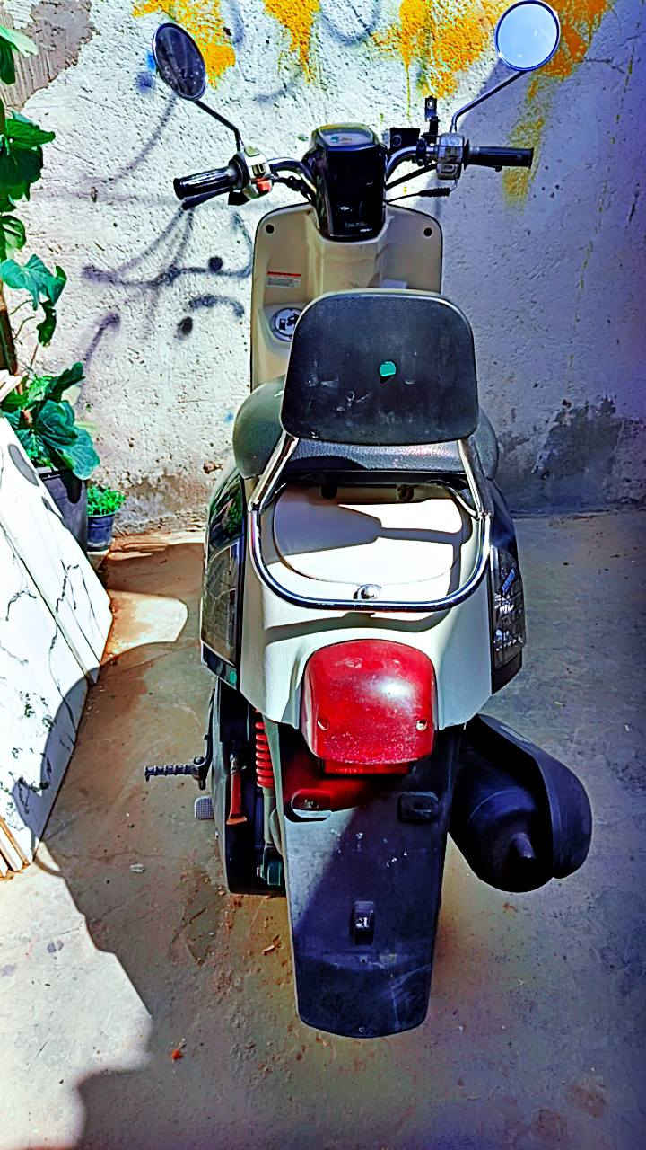 سلام عليكم ماكس بوليسي مكفول من كلشي
1_بلادي
2-لايت زنون عالي وناصي 
3-تخم تايرات جد 
4-كهربايات كله شغاله 
5-الدراجه نكره 
6-محرك مامفتوح بلادي سعره 650وبيه مجال الشراي المكان بغداد دولعي الرقم ***********
