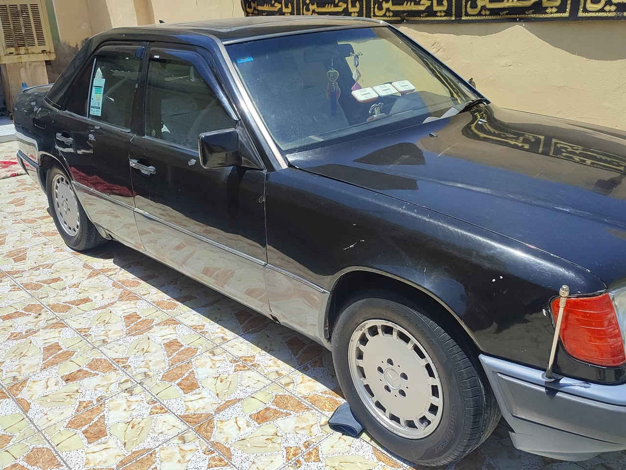 السلام عليكم مارسدس دب 1989 300 فتحة مكينة وكير بلاد حدادية حلوة تخم تاير كهربائيات كل شغالة تبريد بي ليك السيارة ما بيها ضربة رقم نكليزي بغداد ستوهى صاعدة هزة 
بيع او مراوس السعر 45 وبيها مجال قليل مكاني ديوانية ***********
