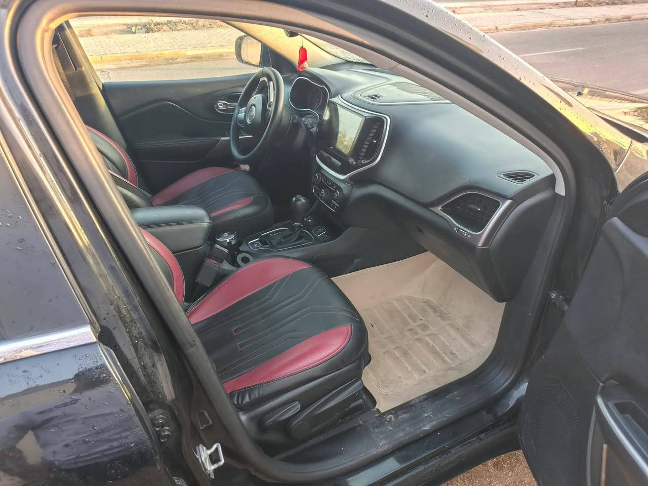 جيب بزون شيروكي 2019
حساسات خلفي 
تحكم ستيرن 
تدفئة كشنات 
تبريد تدفئة خير
نقطة العمية 
توقف ذكي
صندوك كهربائي
تشغيل عن بعد
حدادية 85٪ 
تخم تاير جديد 
لايت زنون بلاد ليزري 
داخلة هزه 2025/11/25
هزتها 93٪ امان وسلامة 
رقم اربيل سنوية بسمي تنتهي 2030
 ***********
