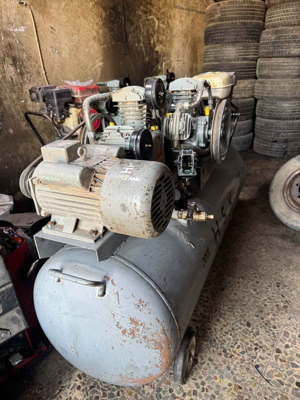 سلام عليكم
كمبريسر للبيع سعه 300 بطل ثقيل بدون تصليح 
ماطور بانزين جديد ماطور كهرباء لف جديد 4 حصان سنكل أوتو جديد 
مكاني حلة حي صناعي 550 بيه مجال بسيط 
***********
