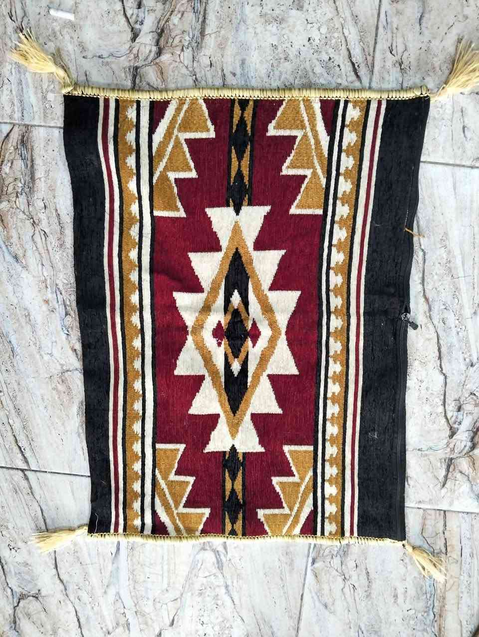 وجه مخدة ثقيل ديكور كلش راقي فخمامة 
سعر الزوج ب5 فقط
العنوان التحرير دور الجاهزة مقابيل محل كرزات حمودي يوجد توصيل ***********
