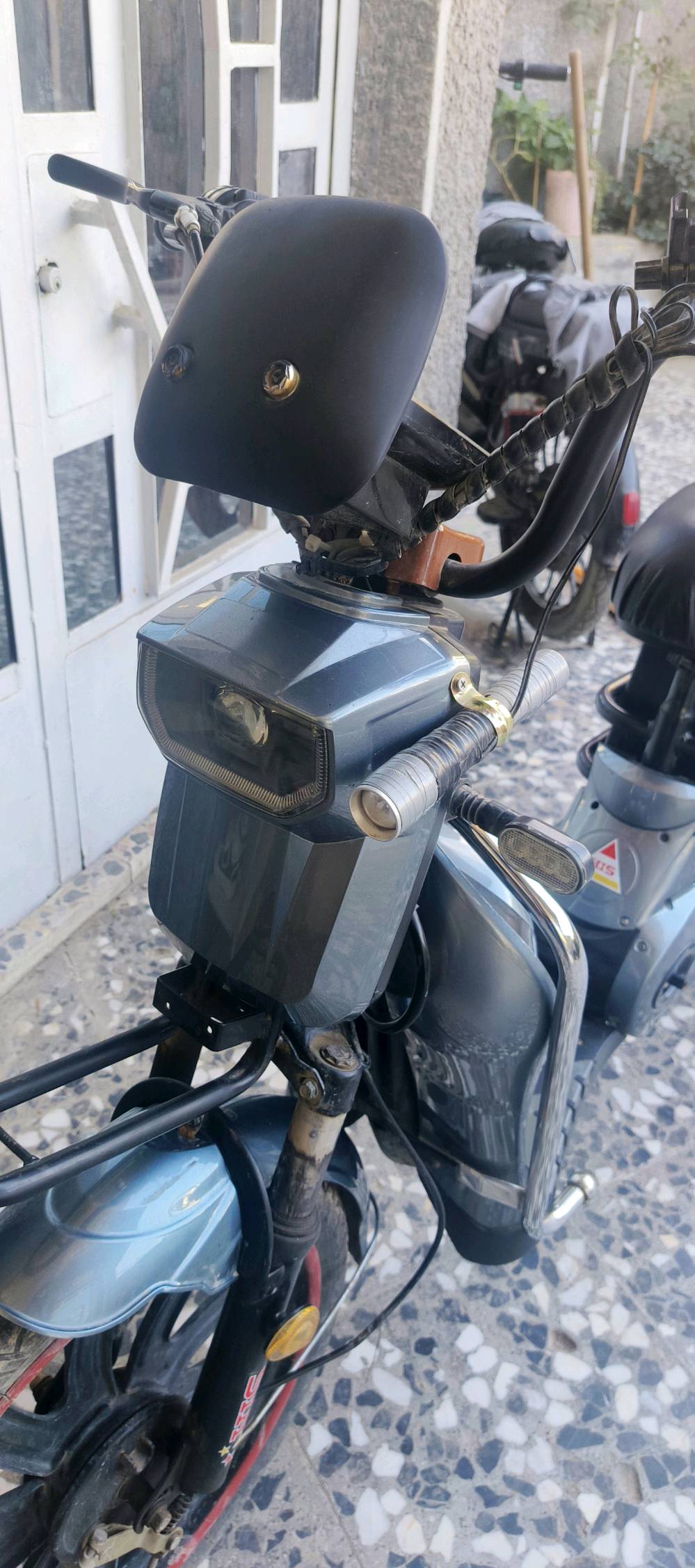  دراجة شحن حجم الملف 1500W السرعة القصوى 60 
5 بطاريات 24 امبير تمشيك 45 كيلو بالشحنة الوحدة
مستعملة قليل
جميع قطعها متوفرة 
سعر الدراجة 280 الف و بيها مجال
مكاني بغداد الشعب شارع الصحة
تواصل واتساب ***********