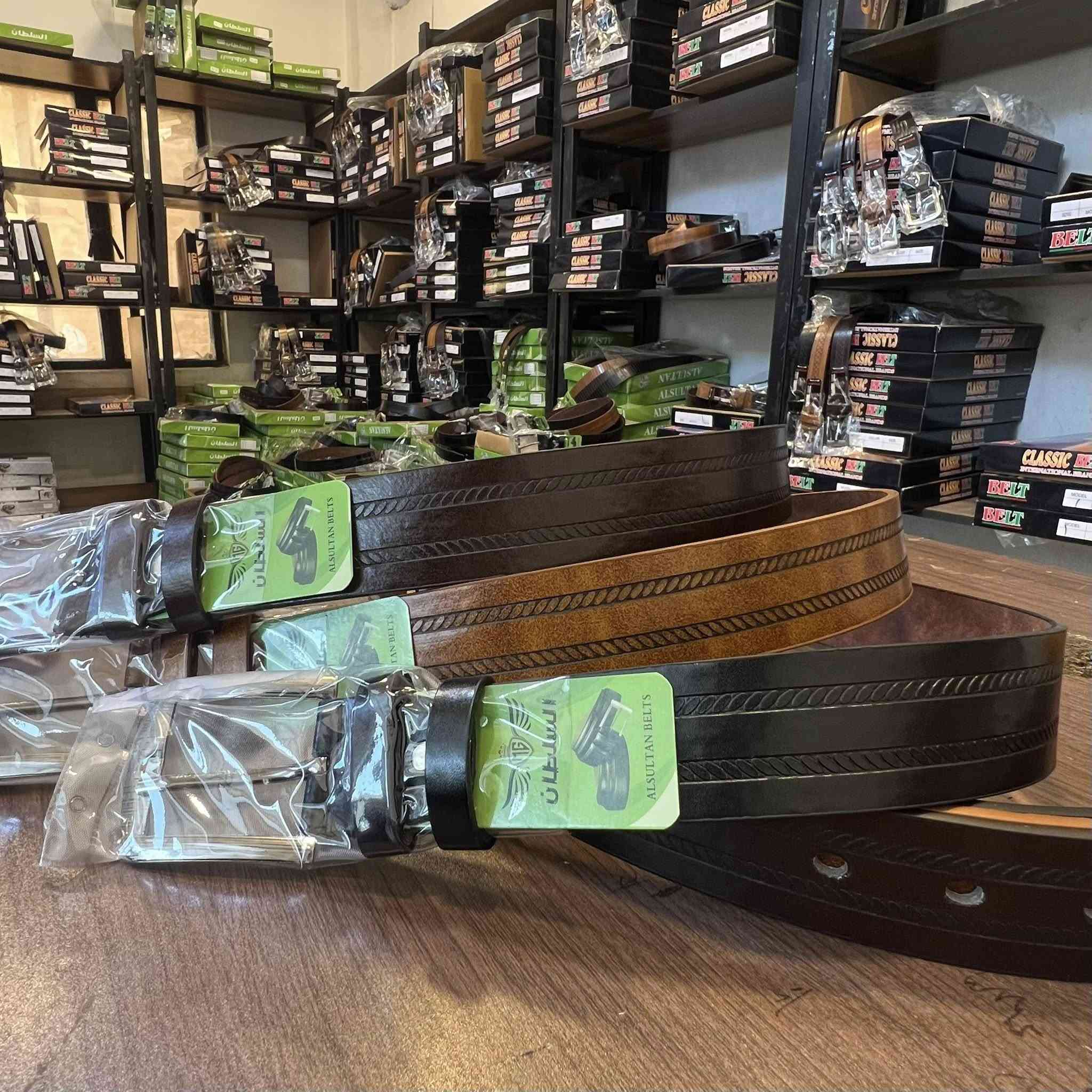 الحزام الشعبي السعر الذي لا يُنافس!
الدرزن مشكل اللوان وقياسات
12 قطعه داخل الدرزن وليس 10 قطع 
قياسات الطول داخل الدرزن 
110 120 130 
توزيع اللوان داخل الدرزن 
10 قطع اسود
2 الــوان 
للحجز او الاستفسار او طلب الموديلات
تواصل معانا ماسنجر او واتساب
***********
