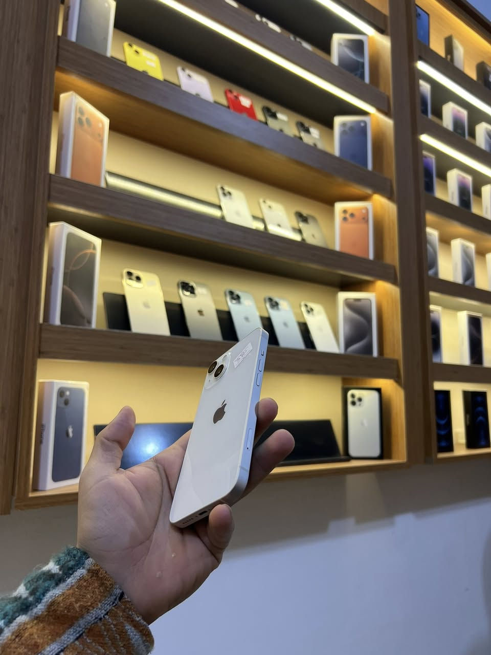 ايفون 13 عادي
بطارية 88 ذاكرة 128 
نظافة 99‎%‎ 
سعر 380 الف 
شاشة اصلي من ابل 
*********** 
كربلاء الرجيبة _ مقابل اسواق الدعمي 3
