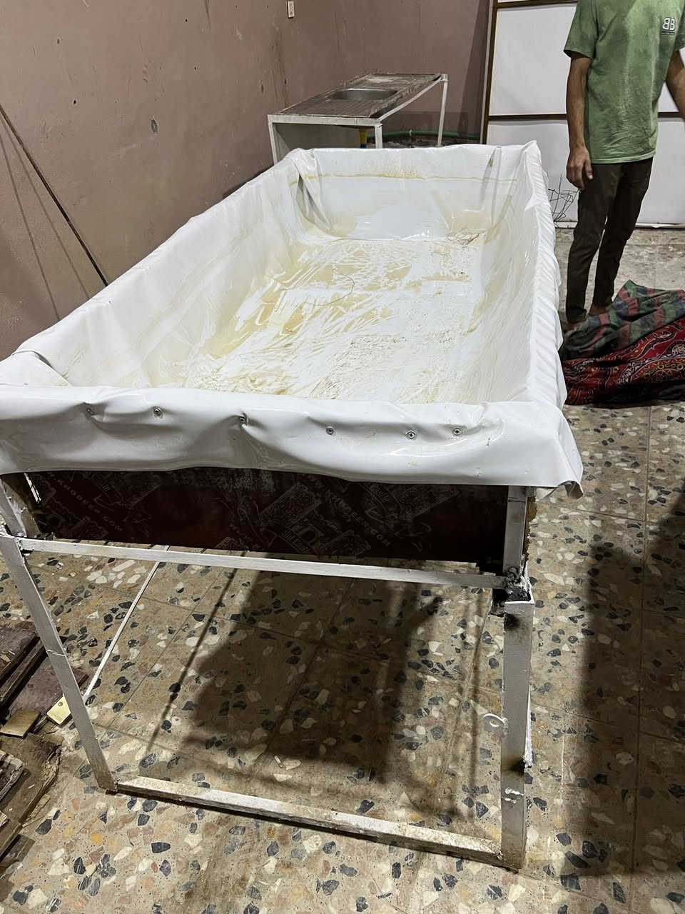 سلام عليكم غراض محل شوي سمج
حوض طوله مترين 
شوايه مترين 
مسكافات 10
ميز طوله مترين مع سنك هوه ولميز كامل 
***********
