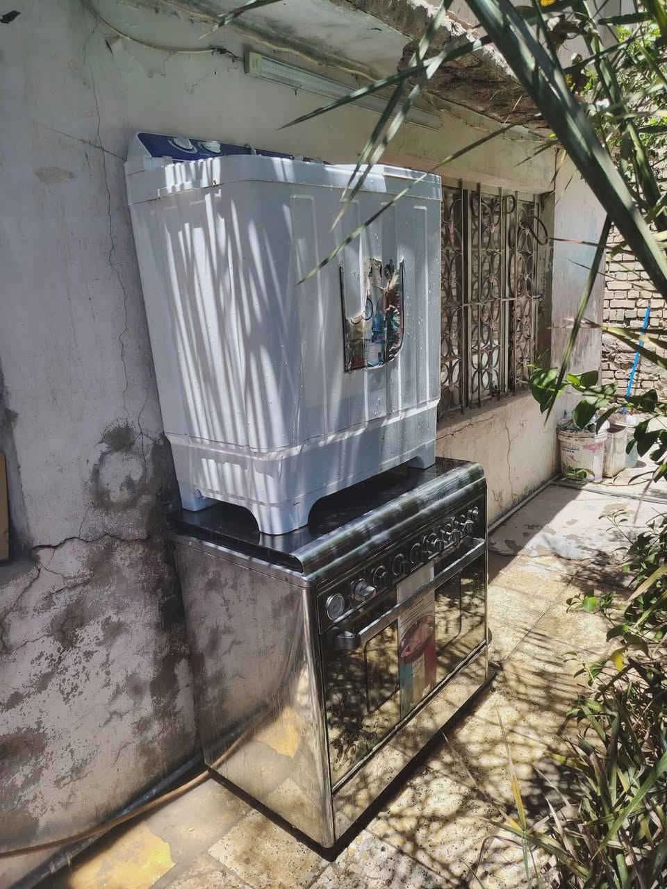 السلام عليكم طباخ خمس اعيون وفرن شغال كله نظيف كلش وغساله نظيفه كلش للبيع السعر ٢٠٠ الف قفل العنوان بغداد حي العامل ***********  واذا موشراي لا تواعد ومتجي لو تكول خليهن الي  وتخلف بالموعد اريد كلام زلم
