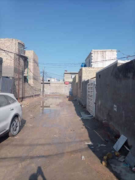 للبيع بيت 100 متر بشارع المعمل يم السوك منطقه حلو وبيها كافت الخدمات قريب الشارع العام سند 25 عوزه بس لبخ وصبابه مجاري كامله بي بنيان درجه أولاه الاساس صب بنيان على ادينه السعر 20 للاستفسار لاتصال ***********
