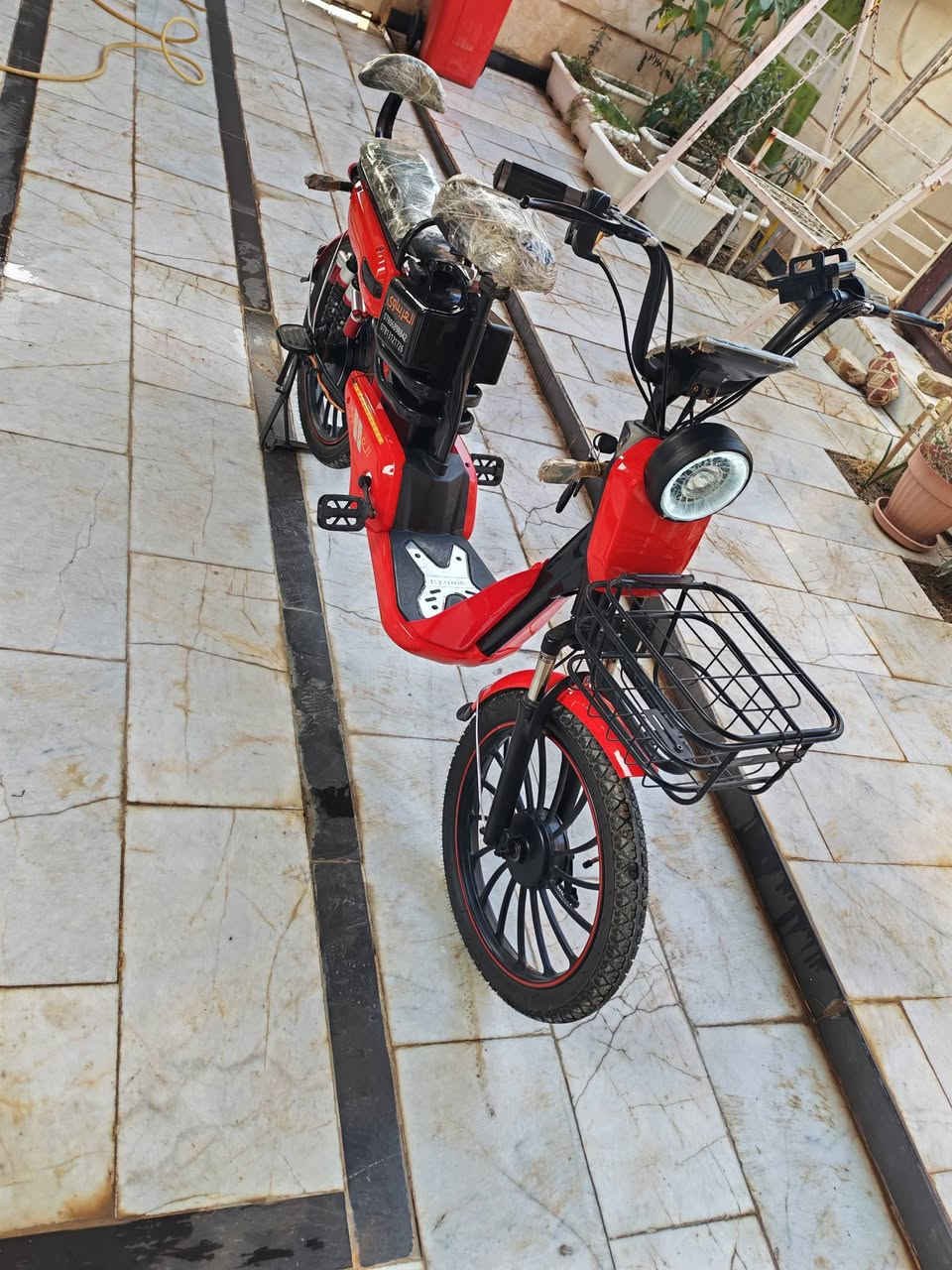 السلام عليكم .. 
دراجه شحن للبيع 
المواصفات + التفاصيل : 
١. حجم ( 20 ) .
٢. عدد البطاريات ( 4 ) جدد شرط الفحص ـ شركه الريان .
٣. ملف 450W - السرعه القصوى ( 90 ) + السرعه الحقيقيه ( 70 ) - مثبت سرعة .
٤. سويجين + بصمتين + تشغيل عن بعد . 
٥. شاشه ديجيتال تقرا الفولتيه والمسافه المقطوعه .
٦. بريكات امامي و خلفي + دبلات . 
٧. ستاند ( موبايل ) . 
٨. بلوتوث - MP3 .
٩. مدخل USB، شاحن موبايل . 
-------------------------------
- الدراجه جديده بمعنى الكلمه نظافتها تقرأ بالصور
- السعر : ( ٣٥٠ ) الف 
- المكان :  قضاء النصر ـ قرب دار القران 
 للإستفسار الاتصال على الارقام : 
 ( ***********  )
(  ***********  )
