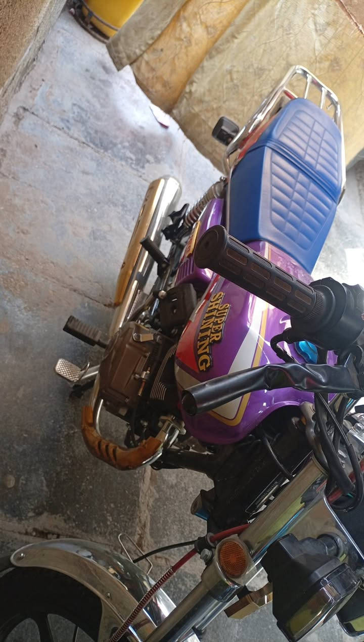 سلام عليكم دراجه سوبر شاينك مديل 2025 صاله نازله 13يوم من رمبه ماشيه 1000 دراجه جديده سعر 950وبيه مجال مكان بغداد حي اور ***********
