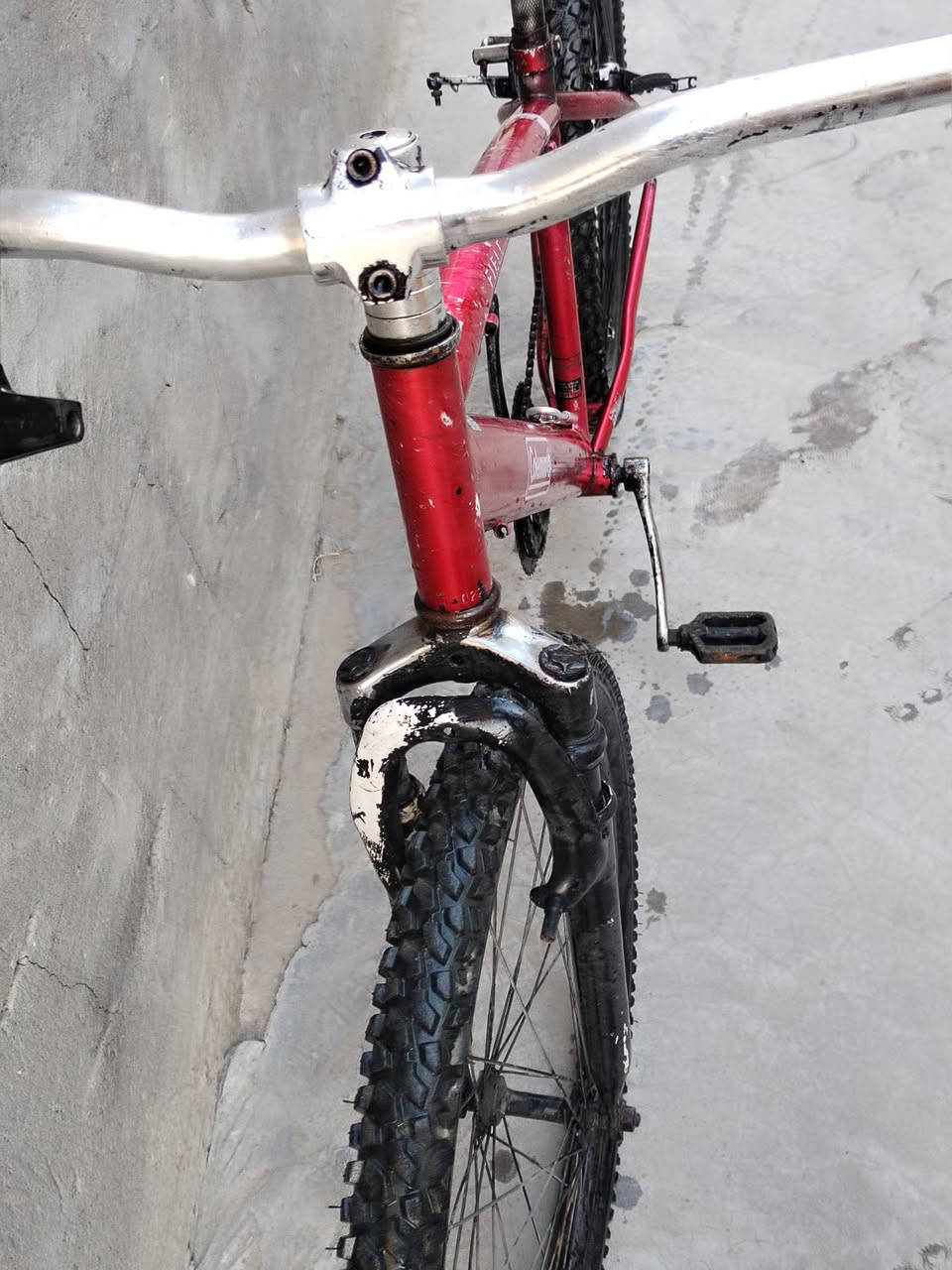 سلام عليكم بايسكل البيع لون احمر نضيف وحلو عكرب جديد يمشي كلشي مناقصه سعر 25وبي مجال (العنوان بغداد حي نصر)  رقم التليفون***********
