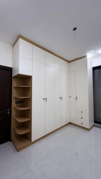 صِغر المساحة ما يمنع الإبداع 👌 تنفيذ كنتور صغير عملي وأنيق، يجمع بين ا...