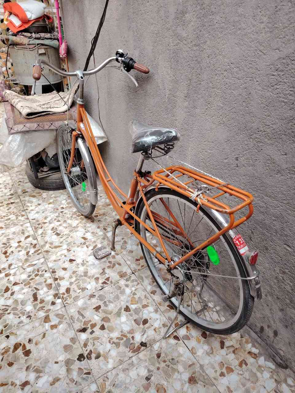 بايسكل بناتي نظيف حجم 26 للبيع بايسكل بعد جديد السعر خاص لون برتقالي ابو مكينه حساس مال باله العنوان الماجديه انا مكلف بالنشر الشراي اتصل ***********
