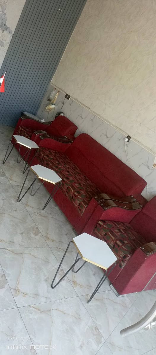 محل للايجار كربلاء شارع حوالي قرب مستشفى الكفيل مقابل مركز نخيل 2 يصلح مكتب عقارات او مكتب سياحي او مكتب تئجير سيارات أو استراد سيارات أو انشائية أو قاعة بلي سعر طلوعة مع الغرض 10 مليون وبي مجال ايجار المحل بل شهر 300 الاستفسار اتصل على رقم ***********
