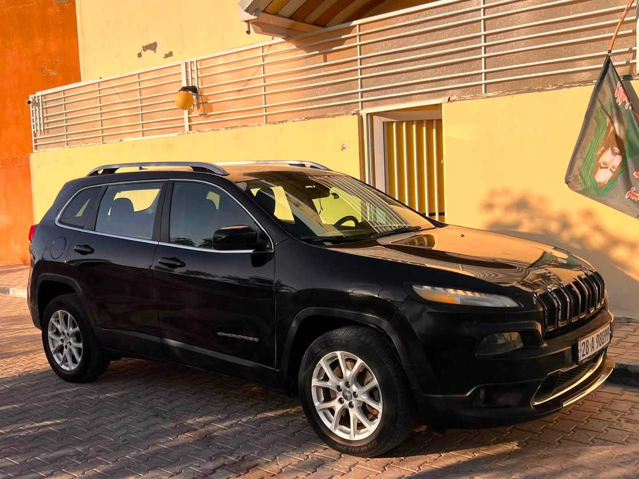 للبيع فقط
جيب شيروكي 2018 
رقم نجف حرة بأسمي 
محرك 2400 
مواصفات عادية 
ماشيه 128 الف كيلو 
ضربتها واضحه بالصور 
بنيد و جاملغ بارد
بالعراق صبغ الابواب اليسار فقط 
السعر 110 و بيها مجال بسيط 
مكانها بالنجف 
***********

