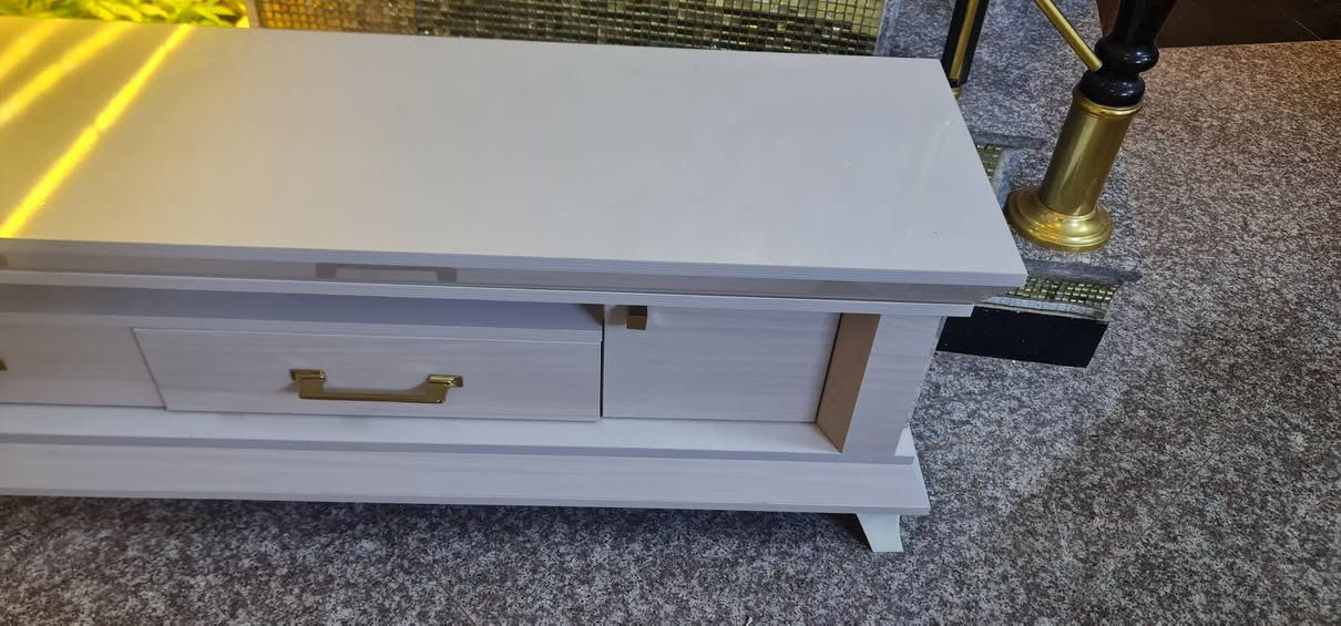 ميز تلفزيون طولة تقريبا متر ونص وارتفاعه تقريبا ٦٠ سم نظيف جدا جدا السعر ١٥٠ وبي مجال ....الله شاهد ماخذه ب٣٠٠ ...العنوان حي الاعلام
***********
