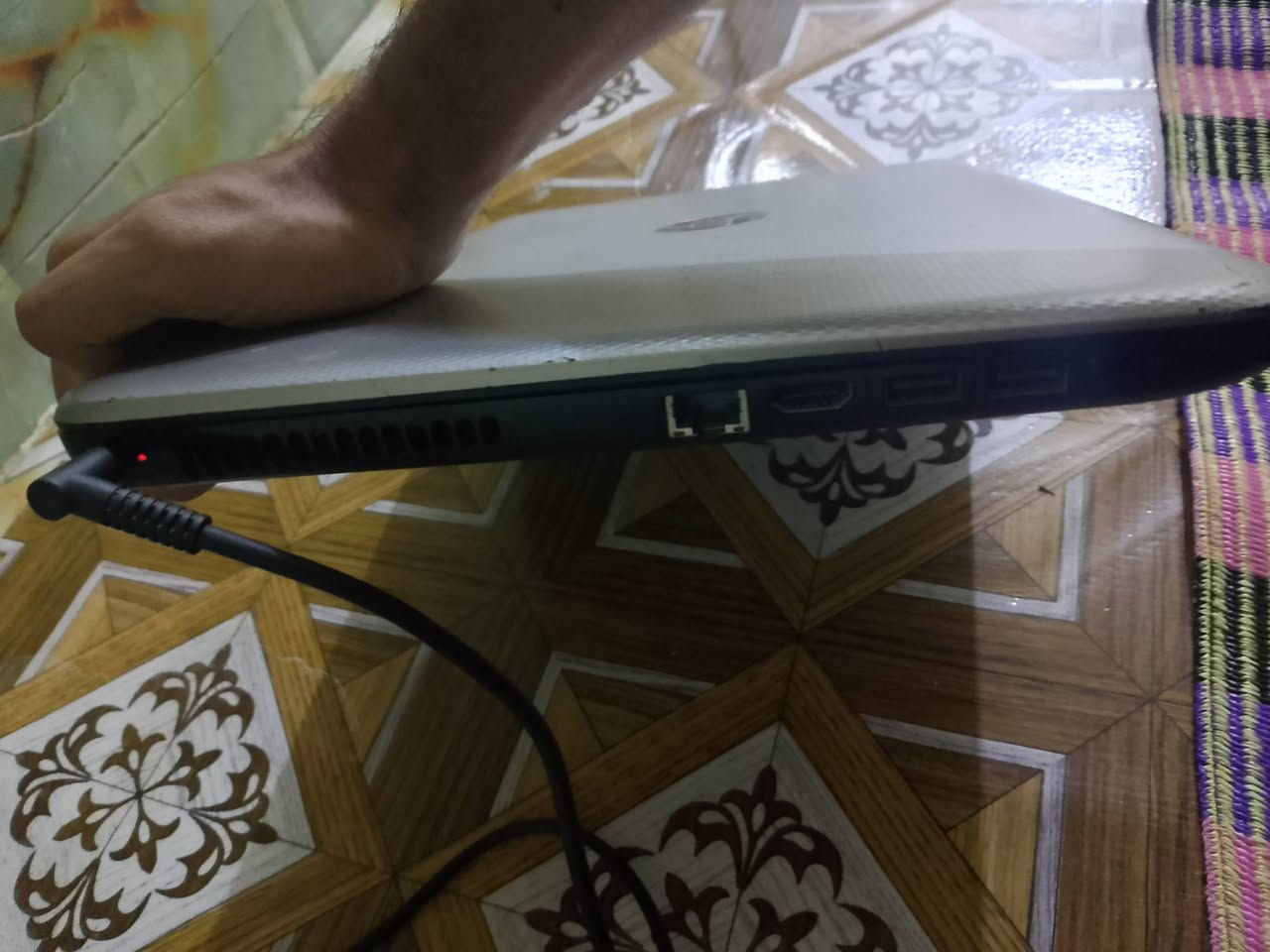 للبيع لابتوب HP بحالة ممتازة واستعمال قليل، الجهاز نظيف جداً ومناسب للعمل المكتبي، الدراسة، والبرامج اليومية.
المواصفات:
المعالج: Intel Core i5-6200U (جيل سادس).
الذاكرة (الرام): 4 جيجابايت.
الهارد: 1 تيرابايت (1000GB) مساحة تخزين كبيرة جداً.
كرت الشاشة: AMD Radeon Graphics.
نظام التشغيل: Windows 10 Pro مفعل.
الحالة: الجهاز بحالة جيدة جداً، مع الشاحن الأصلي، واستعماله كان خفيفاً.
م/ يحتاج تبديل بطارية فقط حالياً يشتغل بس على الكهرباء 
 _ السعر 225 الف بي مجال للبطارية 
للاستفسار  [واتساب ***********].
