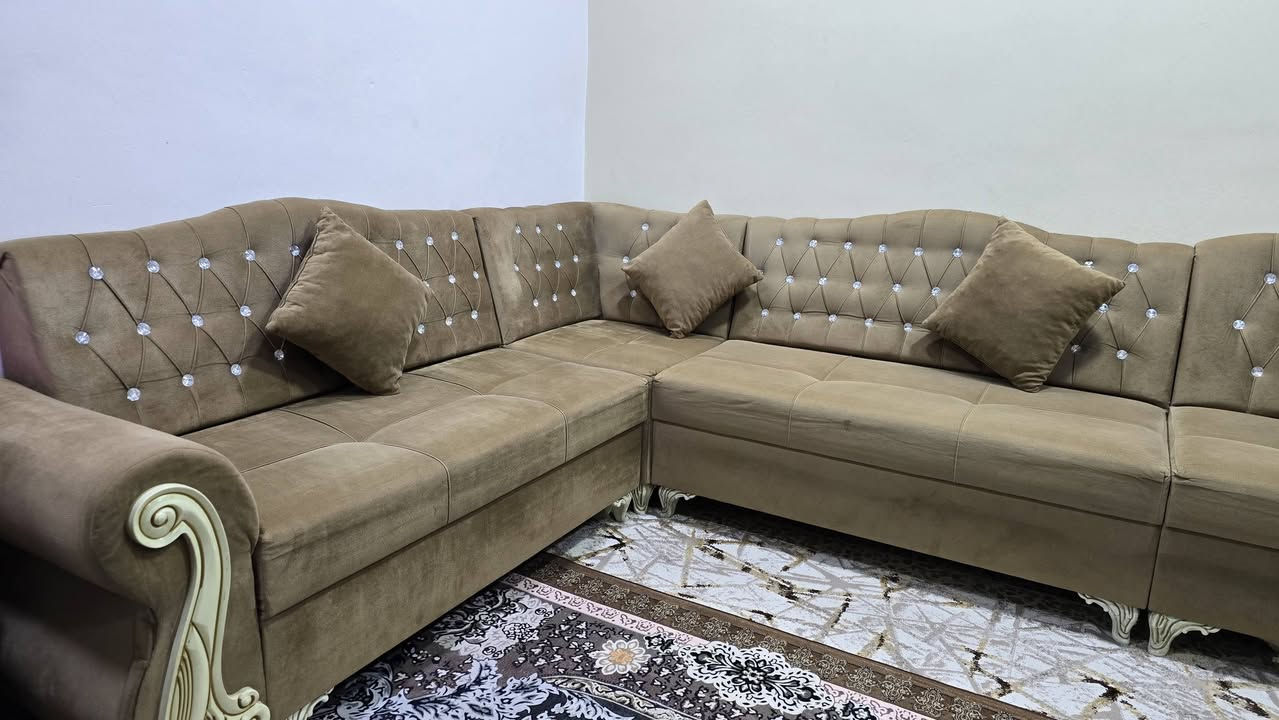 ديوان 8نفرات مستعمل نظيف للبيع
السعر 160 الف وبي مجال بسيط 
***********
