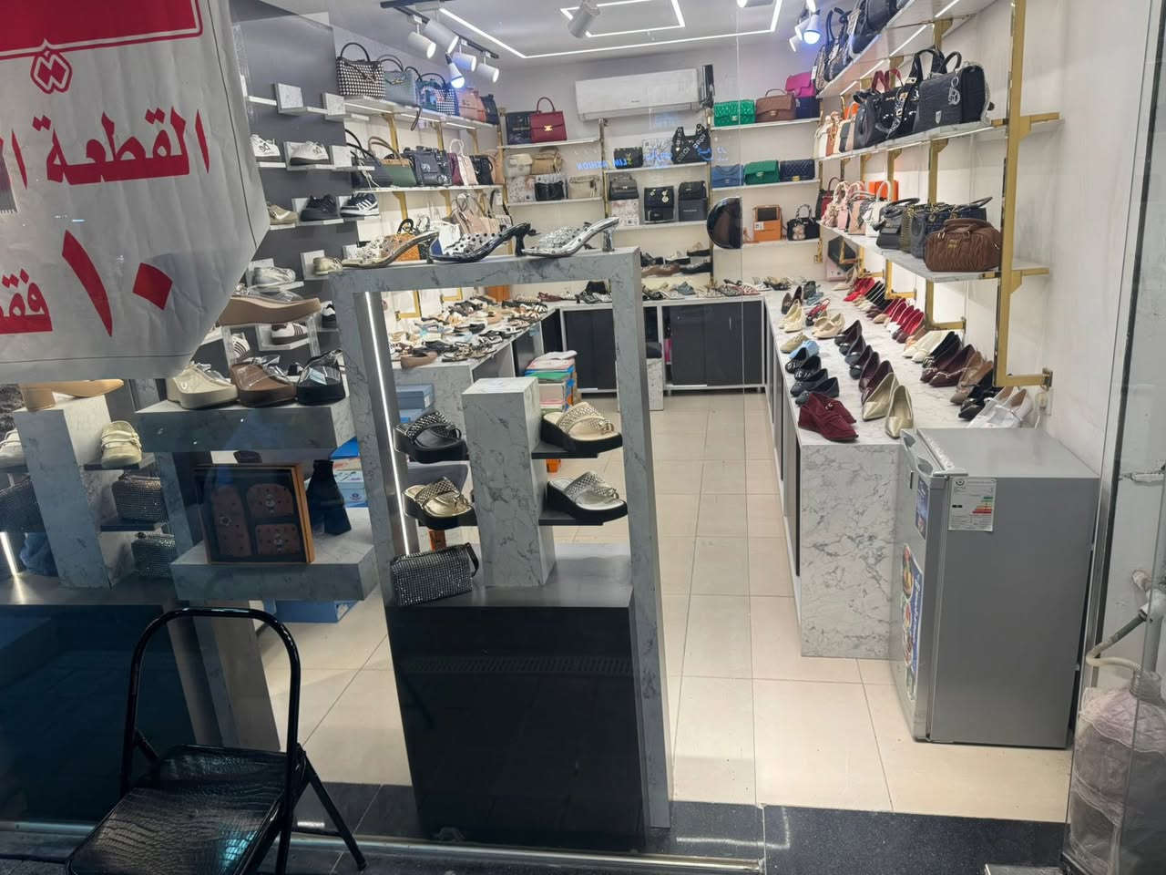 محل كامل مجهز للبيع
محل للبيع  مساحه 3.10 في 5.8
 زيونه الربيعي الشارع العام
***********
