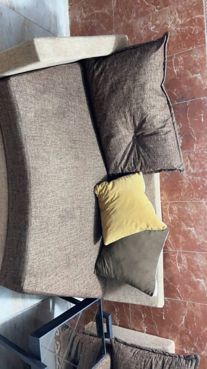 سلام عليكم تخم حديث تصميم حلو مرتب تركي خشب زان الأصلي شرط الفحص قماش أصلي وجديد بدون أي شك أو زرف أو عيب بلقماش الصور اليوم أخذتها ولله العظيم مثل ما منشور هوه تجي وتشوف بالنسبه للسفنج مالته ضمان مفتوح الك مو عراقي شرط الفحص ماخذه غالي كلش ولما يعرف قيمته ميفيده لأن مو تخم عراقي هذا ولا سفنج عراقي وينزل وره كم سنه (٧)مخدات كبار بي أو كوشات تسموهن و (٨) زغار أخو الجديد وجبير ومريح بلكعده مالته مكاني بغداد بوب الشام فوك من الشعب شويه سعره (٦٠٠) ألف وبي مجال أن شاء الله رقمي ‏‪***********‬‏
