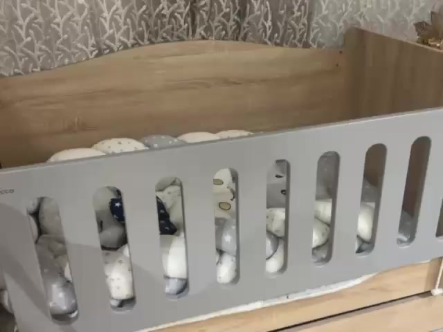 للبيع  سرير طفل هزاز مع ملحق تركي المنشأ جديد غير مستعمل نظافة 100% مع دوشك اسفنج جديد السعر (300 الف ) وبي مجال مع العلم اني مشتريه ب375 الف والوصل موجود بالصور  للاستفسار الاتصال بالرقم  *********** العنوان بغداد - الكرادة شارع 42
