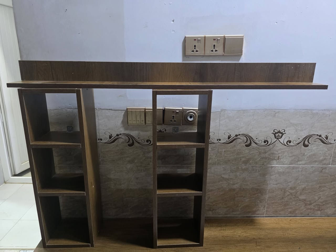 ميز بلازما مع رفوف نظييف كلش شخط مابي والخشب مالتة mdf الاصلي
  نقصة فقط اليدة مال باب 
طولة 180cm 
رايدة ب65 وبي مجال 
رقم واتساب  *********** 
انستا 0.32223
لو على حسابي بالخاص
عنوان كركوك شارع بلدية مقابيل مسشتفى جمهوري
