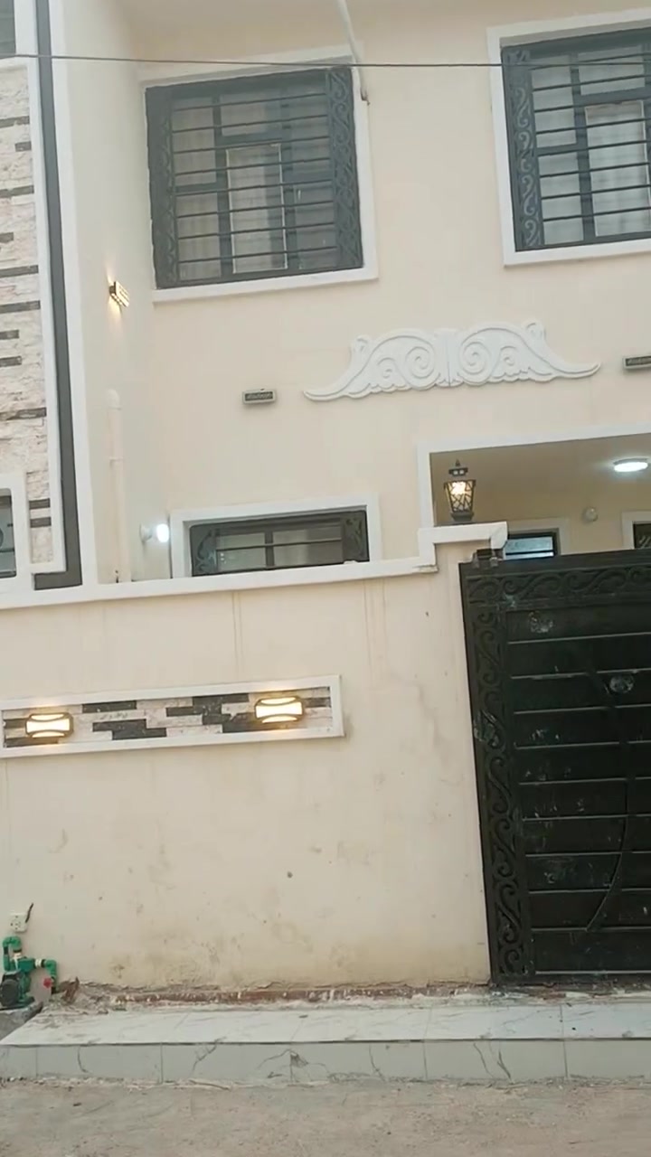 السلام عليكم بيت للبيع مناسب جدا هو واثاثه درجه اولى المساحه 100 متر في حي العباس علحولي قرب حي الزهراء تدخله من عمود 25 بطريق بغداد وتنزله مسافه 400 متر طابو زراعي سند 25 اقرار محكمه من صاحب الارض بأسمك يتحول مباشر يبعد كيلوين وشويه عن الامام متوفر كافة الخدمات السعر 135 وبي مجال وباقي التفاصيل بالفديو ***********
