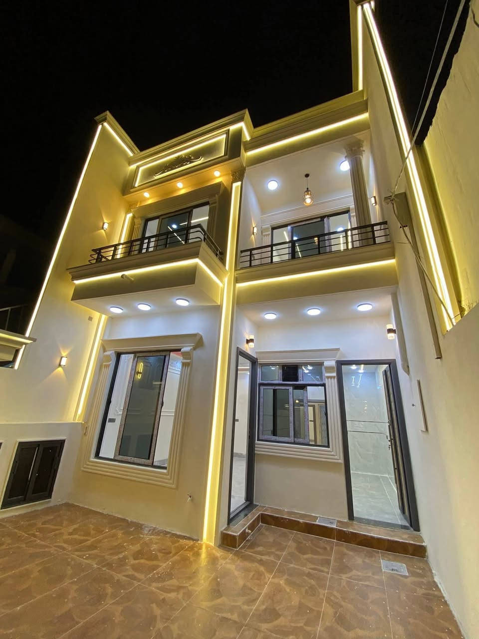 (1714)
#دار طابو للبيع طابقين
بناء حديث (زيرو)نظام دكات(تبريد مركزي) ديكورات مغربية انترنيت كامرات مراقبة 
#كركوك حي عدن قرب جامع مصطفى
#المساحة /دار (130)متر
#طابقين يحتوي على:- (٣)غرف نوم ومطبخ حار بارد واستقبال وهول2 وصحيات فوك وجوه  وكراج سياره 
#السعر /
#للاستفسار الاتصال  ***********
