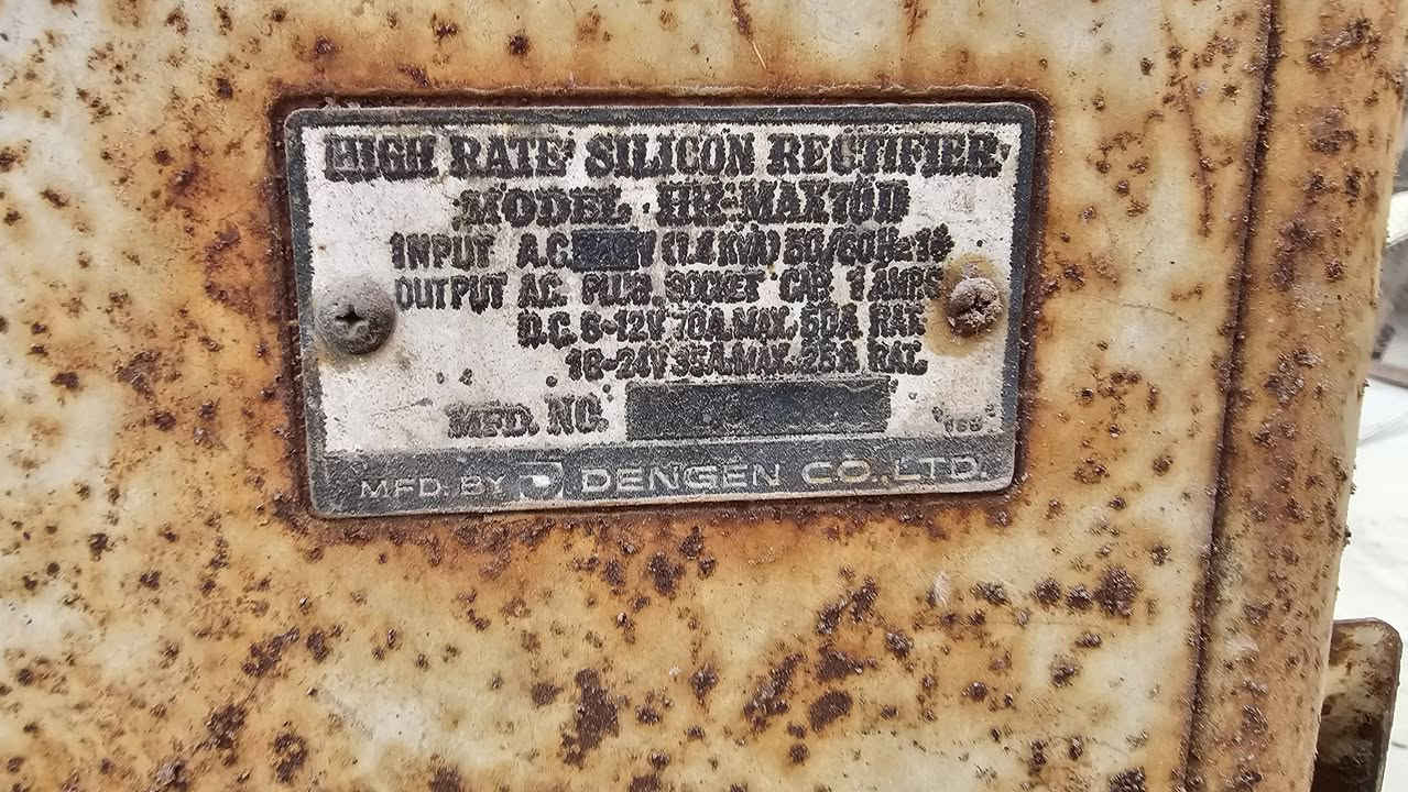 اخوان سلام عليكم شاحن بطاريات صنع ياباني شغاله تشحن ٦ فولت و١٢ فولت و٢٤ فولت سعر ٣٠٠  الاتصال ***********
