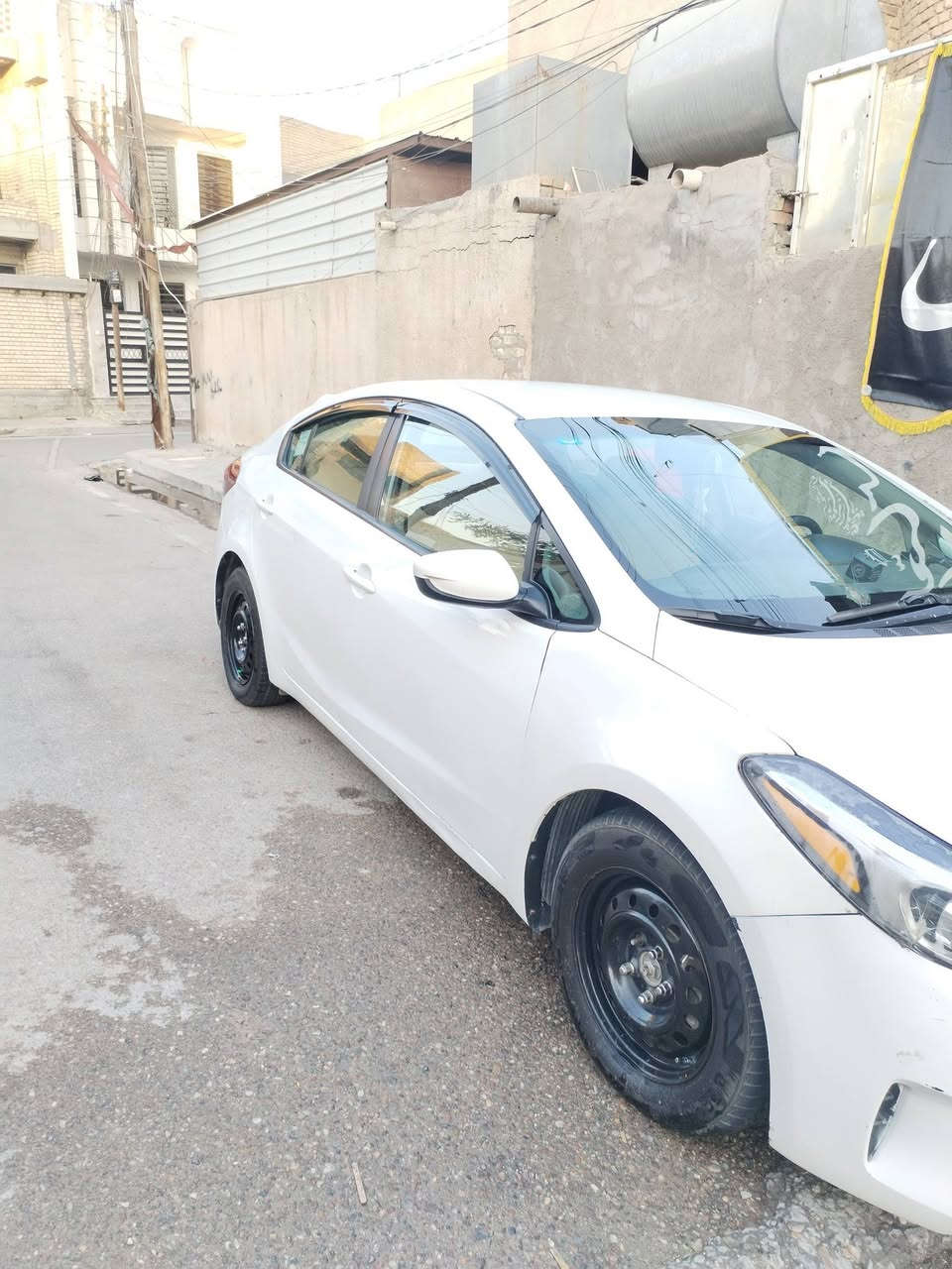 السلام عليكم عندي سيارة كية فورتي موديل 2017ورد مريكي رقم بغداد الدولي بسمي مابيهة اي نقص تخم تاير جديد تدفئة تبرد ❄️ تلج  مكاني بغداد الهاتف ***********
