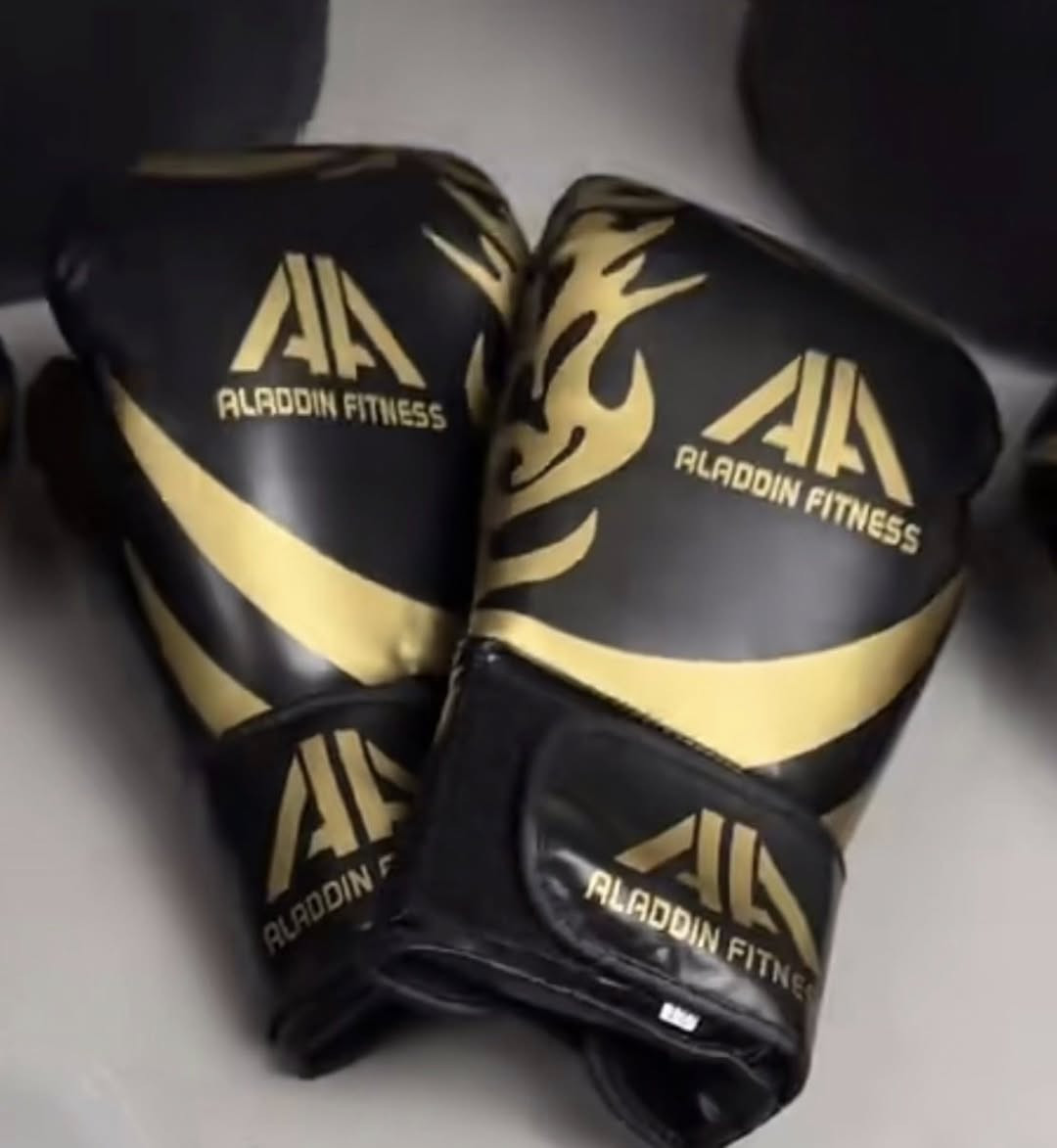 كيس ملاكمة للبيع مع ملحقاتهه كامله   ✅.   سعر الكيس 55 سعر الكفوف 15 سعر السنسله 10. راسلني او اتصل ***********
