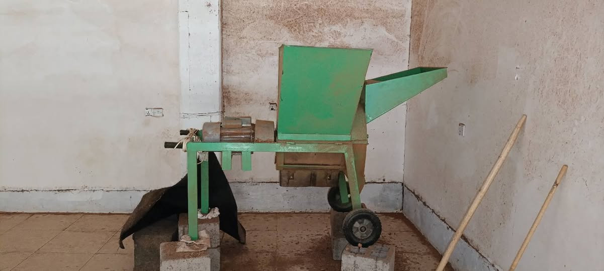 ئەکاکوتەکارەبایە  بۆفرۆشتن دووبەشە بەشێکیان کاکوتەو بەشەکەیترشیان ئاشە بۆهاڕینی گەنمو جۆو گەنمەشامی بەکاردێت سعری 600 هەزارە ژ.م ***********

