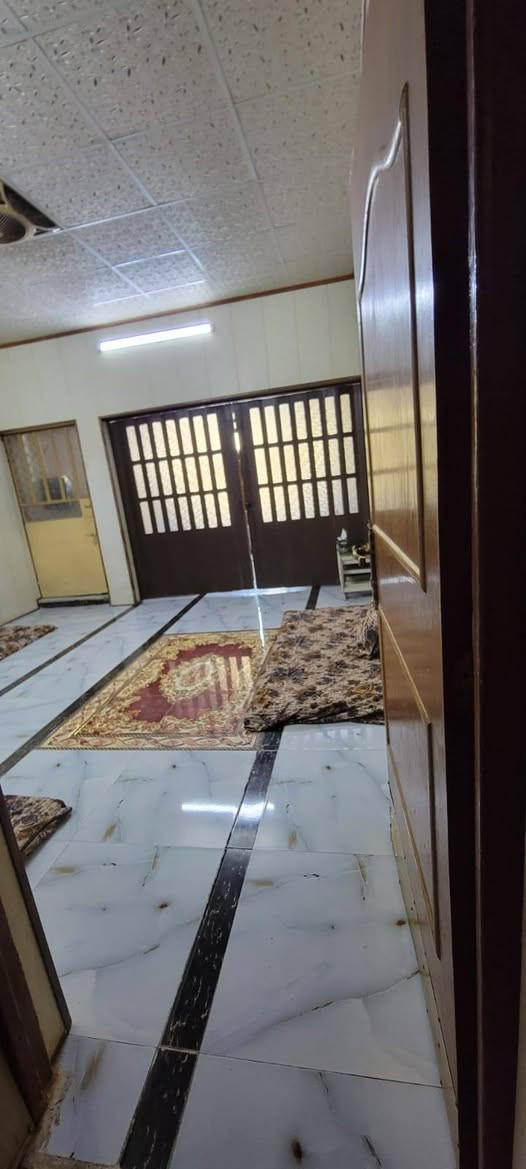 السلام عليكم..
دار للبيع 100 متر طابو سكني ملك صرف..
طابقين، مدخلين
#الطابق الاول...استقبال +هول⁦⁦ بينهما سلايد 
+ حولي فيه درج وحمام وتواليت + مطبخ + غرفة نوم كبيره + تواليت خارجي
ــــــــــــــــــــــــــــــــــــــــــ
# الطابق الثاني
غرفة نوم كبيره +بيتونه+السطح جدرانه صاعده للسقف يمكن اضافة بناء بسهوله
السعر   137 مليون
بغداد ابو دشير خلف ثانوية خديجه الكبرى.. وجه البيت على سياج المدرسه قرب مدرسة الفيالق
موقع مميز قرب جميع مراحل المدارس وقريب عنه المستوصف 
الاتصال  ***********
