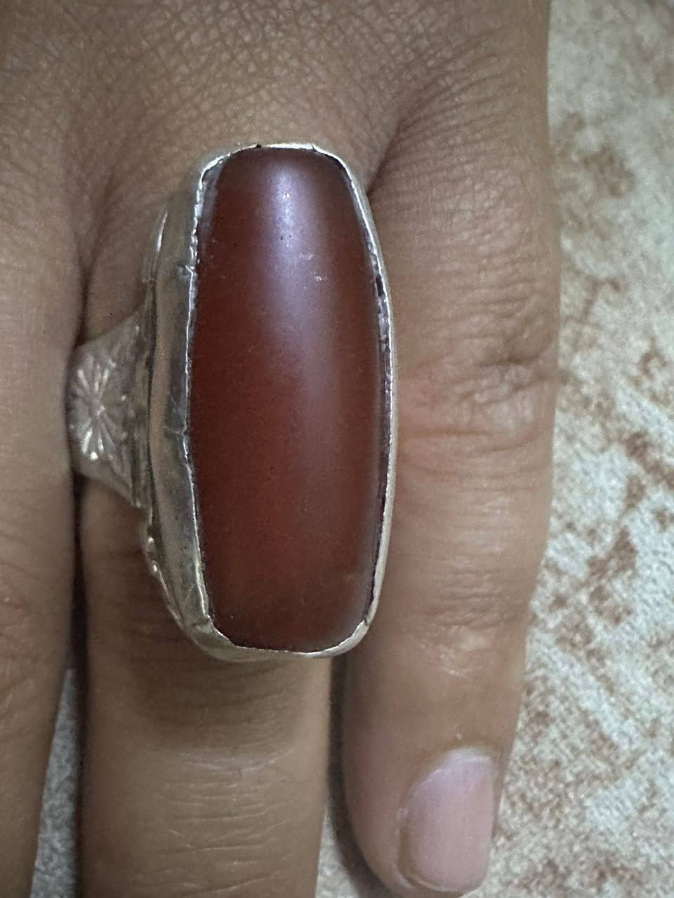 السلام عليكم اللهم صلي عل محمد وال محمد كصبة يماني قديمه صياغه ثقيله كدامكم الصياغه المكان بغداد حي النصر *********** السعر 75 الف
