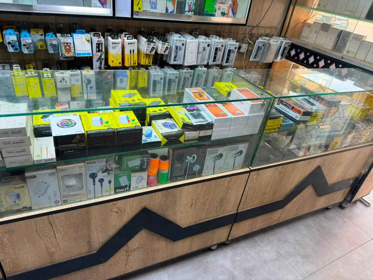عندي ديكور محل موبايلات للبيع وتكدر تاخذ منة قطع 
الفاترينات جداً نضيفات عدد ٤


**إذا كنت صاحب هذا الإعلان وتريد حذفه لأي سبب، رجاءا أرسل رسالة إلى الدعم الفني**