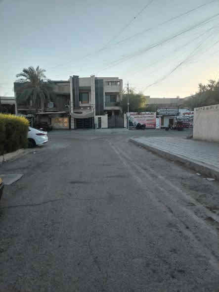 دار للبيع ملك صرف في حي اور منطقة ال600 الموقع مميز
مقابل مدرسة اغادير وروضة السندس الواجهه 8م والنزال 10 
الدار مدخلين يحتوي الطابق الارضي على كراج يتسع لسيارة وحديقة خارجية وحمام خارجي واستقبال ومطبخ وغرفة نوم ومنور وخدمات
و في الطابق الثاني ثلاث غرف نوم وخدمات وبيتونه فيها مخزن صغير للاستفسار الاتصال على الرقم ***********
المنطقة جدا هادئة جميع المدارس قريبه ابتدائية روضة اعدادية متوسطة والخدمات كلها قريبه الدار كونكريت مسلح ارتفاع السقف 3م عالي عن الشارع
