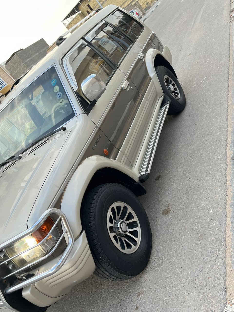 سلام وعليكم جيب باجيرو مكفوله من الكص ونقل الجثه وضربه وصبق ولعيب شرعي رقم بصره بسمي انكليزي سنويه مجدد 2030  مكينه وكير جدد تخم تاير تبريد شقال حداد جديد سعر 65 وبيه مجال قليل رقم الهاتف *********** لعنوان بصره زبير حي لخطوه
