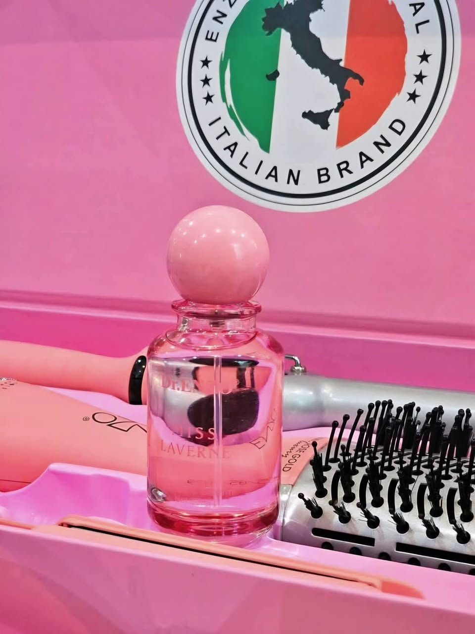 #وصللللل يابنات🤩🤩

بكس يغنيك ع كل شي 🥹

طقم العناية وتصفيف الشعر LAVERNE من ENZO 
كل اللي تحتاجيه لشعرك في علبة وحدة 💗
سيشوار، لاسترا، فرشاة، ومعاهم سيروم يعطر ويغذي الشعر 🌸
🔹 نعومة
🔹 لمعة
🔹 تسريح ثابت من غير تعب
........
💰السعر 435دينار 

للحجز والاستفسار على الخاص 💟


**إذا كنت صاحب هذا الإعلان وتريد حذفه لأي سبب، رجاءا أرسل رسالة إلى الدعم الفني**