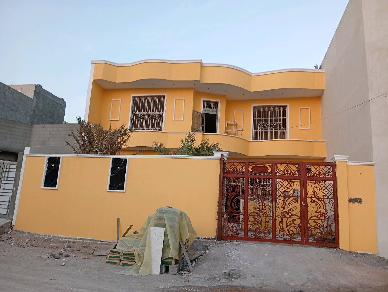 🏠 بيت للبيع في أبي الخصيب – منطقة مهيجران📍 الموقع: أبي الخصيب / مهيجران شارع حسينية داود العاشور
📐 المساحة: 300 متر مربع
🔹 مواصفات البيت:
بيت طابقين
7 غرف واسعة
دوانية
مطبخ
صحيات داخلية وخارجية
البيت غير مسكون وجاهز للسكن فوراً
💰 السعر المطلوب: 260 مليون
✔️ قابل للتفاوض
📞 للتواصل والاستفسار:
***********7