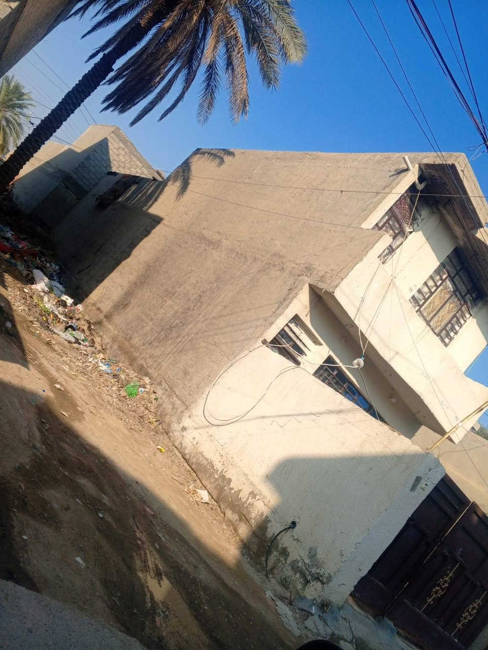 سلام عليكم. متاح بيت مساحة 120 متر. واجهة 5نزال 21  مناصفه. زراعي سند 25. +متوفر ماء مجاري كهرباء تبليط. عنوان كميرة. قرب صيدلية كميرة.  قرب السوق التجاري مقابيل مجمع المسك. فرع اسواق عم عم.
سعر 105 وبي مجال

***********
