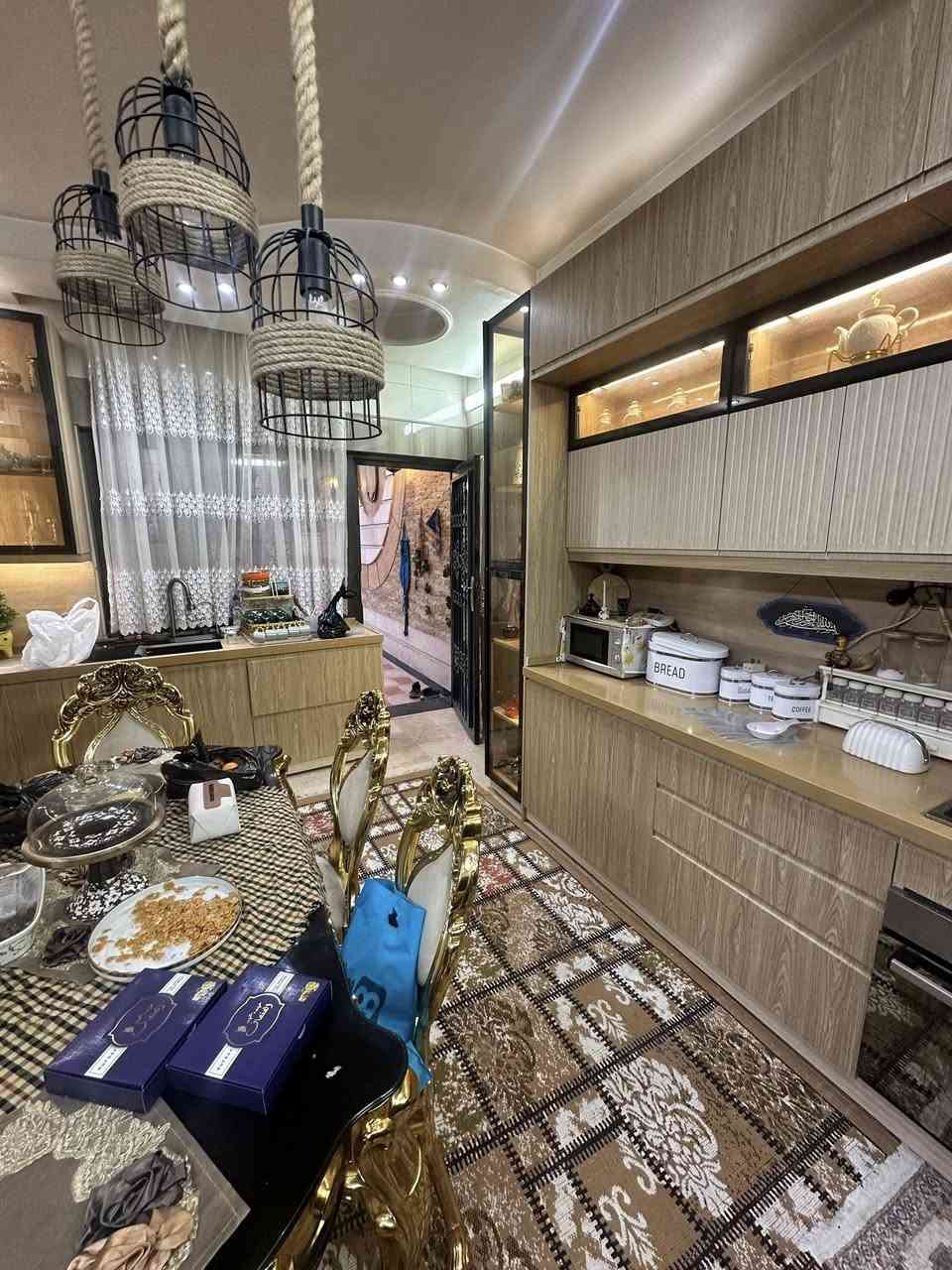 بيت 250م للبيع في منطقة حي البنوك  / خلف شارع الكنيسة 

محلة 319 بناء حديث فول درجى اولى 

 واجهـة 10م  * نزال 25٫5م ( سند مستقل 

الطابق الارضي 

كراج + حديقة

( + مدخل استقبال منفصل ) 

مطبخ حار بارد

+ منـور + حولي 

+ حمام كبير + غرفه نوم 

الطابق الاول 

4 غرف نوم + حولي

الطابق الثاني والثالث

بيتونه كبيره تنفع مخزن + سطحين امامي وخلفي كبيرين 

للاستفسار الاتصال بالرقم او مراجعة مكتب الجوهرة للوساطة العقارية الكائن في شارع الكنيسة 

***********
