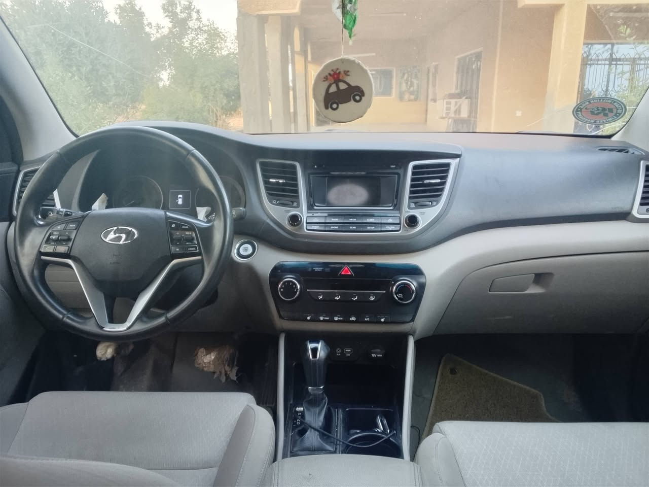 سلام عليكم توسان 2017 ماشيه 106 حقيقي سياره جاهزه وحلوه مال جناي ممتعوبه وارد امريكي حادث ركن البنيد بدون تبديل مثل مموضح بصوره رقم نكليزي تحويل ثاني يوم  165 وبيهه مجال العنوان بغداد قرب صيطرت الج ‏‪***********‬‏
