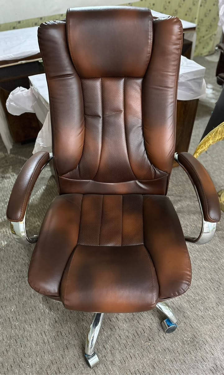 1 / ميز مكتب مع ملحق قياس 180 cm
2/ ميز مكتب قياس 160 cm
3/ كراسي متحرك عدد 2
السعر الكلي 650 قفل
الاتصال على الرقم ،***********
