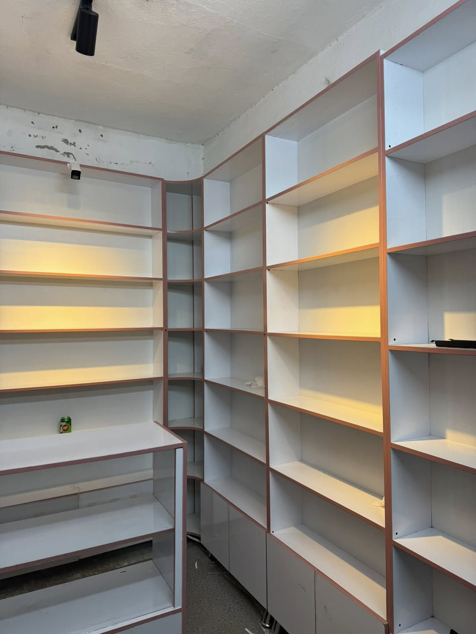 رفوف للبيع 6 قطع ارتفاع 2 متر ونص وعرض متر وقطعه ارتفاع 2 متر ونص وعرض متر و 40 و زوايه 2 و ميّز ارتفاع متر 20 وعرض متر زجاجي جام السعر وتساب *********** 
امانت الله جددت المحل عزل قبل لا يفتح
