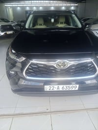 للبيع سيارة هايلندر 2022 واحد على واحد بيها فقط بنيد والباقي فول نظافة...