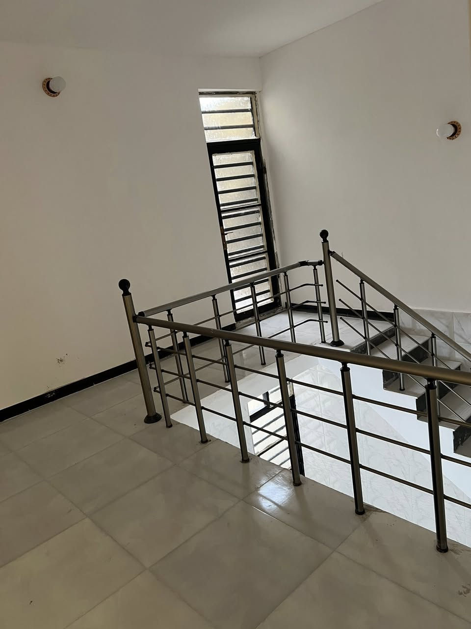 السلام عليكم ورحمة الله وبركاته (للبيع )بيت زراعي  مساحة 80متر في منطقة الدورة /الكفاءات الصحه متكون استقبال ومطبخ وخدمات ومنور وغرفة نوم فوك غرفتين نوم مع خدمات 

الاتصال على الرقم ***********
