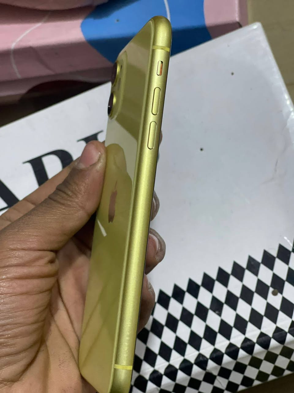 السلام عليكم ايفون 11عادي شرق اوسط جهاز مكفول كفاله عامه ونظيف معنى الكلمه بطاريه 72 ذاكرته128 السعر 275وبي مجال واي استفسار رقم الهاتف ***********
